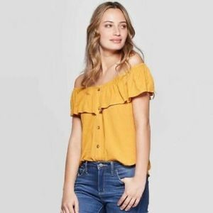 🏷NWT Off The Shoulder Button Blouse